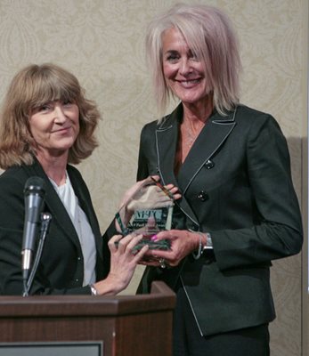 Dee Wald accepts the 2019 Paull Mines Award.